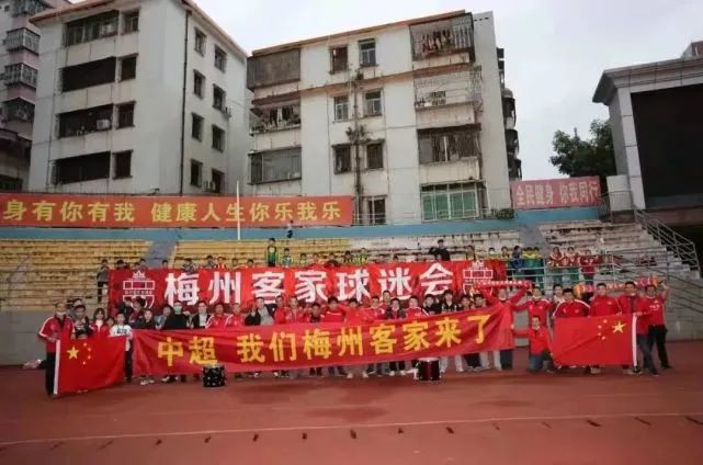 欧冠16强具体对阵：波尔图vs阿森纳那不勒斯vs巴塞罗那巴黎vs皇家社会国米vs马竞埃因霍温vs多特拉齐奥vs拜仁哥本哈根vs曼城莱比锡vs皇马欧协联杯附加赛对阵出炉：阿贾克斯碰博德闪耀2023-24赛季欧协联杯淘汰赛附加赛抽签仪式今天举行，抽签结果如下。